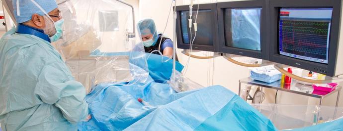 Photo d'une salle d'imagerie médicale utilisée en cardiologie présentant un médecin cardiologue et son patient