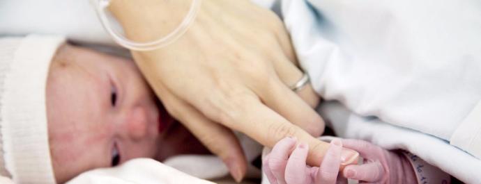Photo en zoom sur les mains d'un bébé