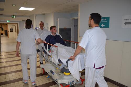 “LA CAPACITÉ DES BRANCARDIERS À RASSURER ET ACCOMPAGNER LES PATIENTS DANS LA BIENVEILLANCE EST FONDAMENTALE DANS CE MÉTIER.”